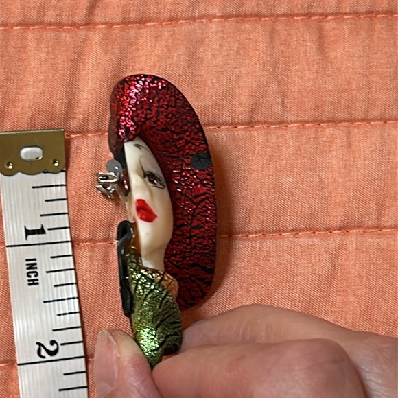 Vintage Lady Face Profile Head Brooch Pin with Hat Elegant Silhouette, plastic - Picture 10 of 13